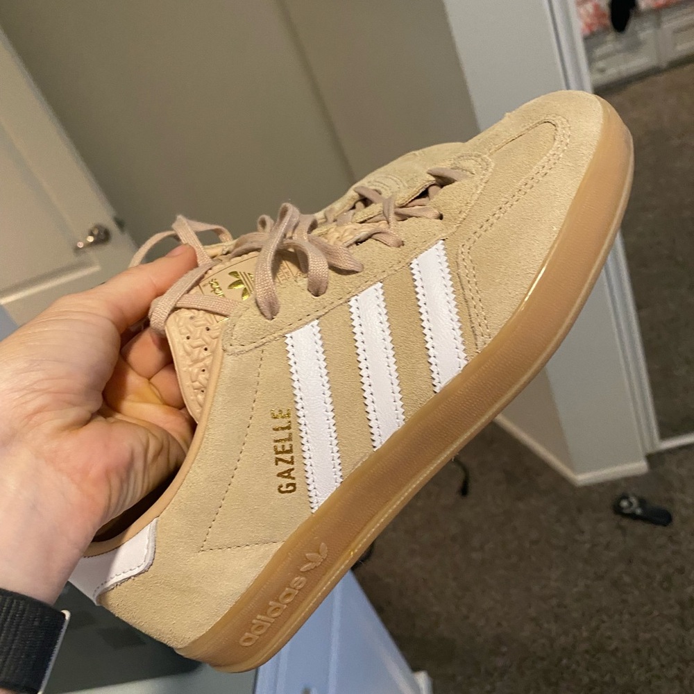 Adidas Gazelle Indoor sneaker Magic Beige/White/Gum women’s size 7